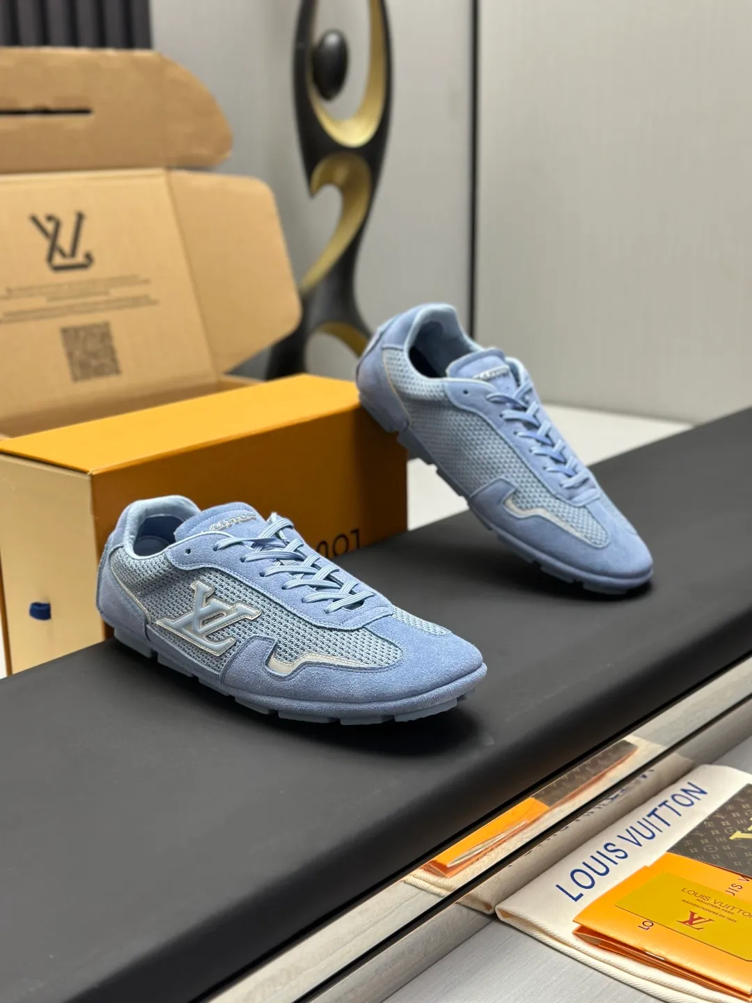👟👟Ex-factory price 680👟👟 (Top version fully packaged) LV Louis Vuitton L Family Donkey Brand Latest Rally Series Mesh Casual Sports Shoes Doudou Shoes Original purchase, development and production This LV Rally sports shoe is made of suede cow leather and mesh fabric, and a rubber pad outsole is incorporated into the driving shoe configuration, making it a modern choice that is both comfortable and light. The LV letters on the side, the handwritten Louis Vuitton logo on the rear, and the Vuitton logo on the tongue and outsole jointly brand the brand mark. Exquisite packaging at the delivery counter🛍📦 ▪️Fabric: Original customized imported mesh + cowhide ▪️Inner lining: Original customized breathable mesh lining ▪️Outsole: Original molded anti-slip rubber material ▪️Sole thickness: 2CM ▪️Size: Men's 39-45